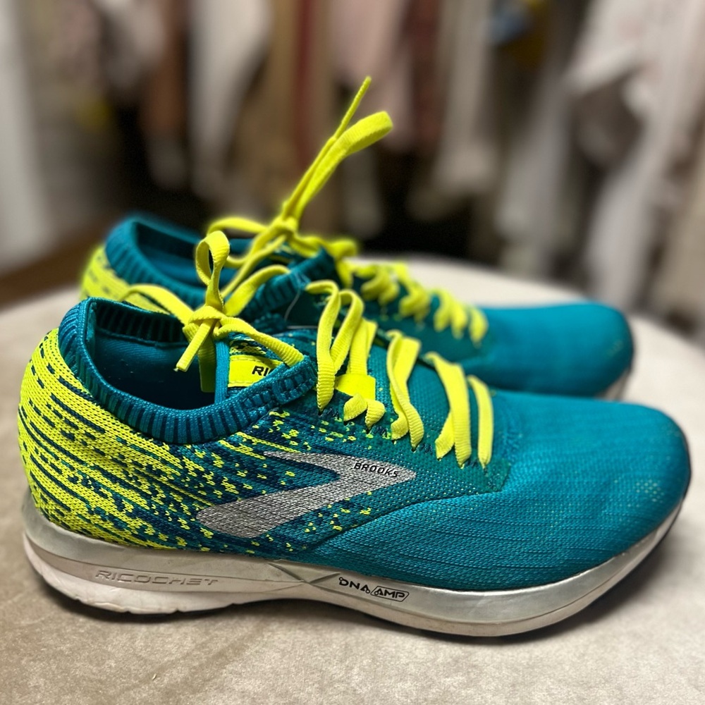 Brooks sneakers women’s size 7. Great condition!